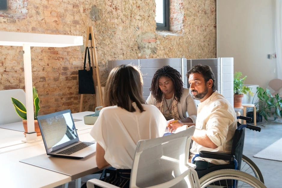 Team GrowthEngine al lavoro in un ufficio open space